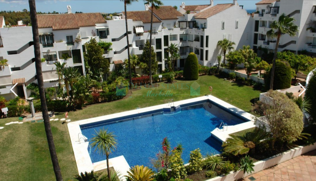 Charming penthouse for sale in Las Jacarandas Bel Air in Estepona