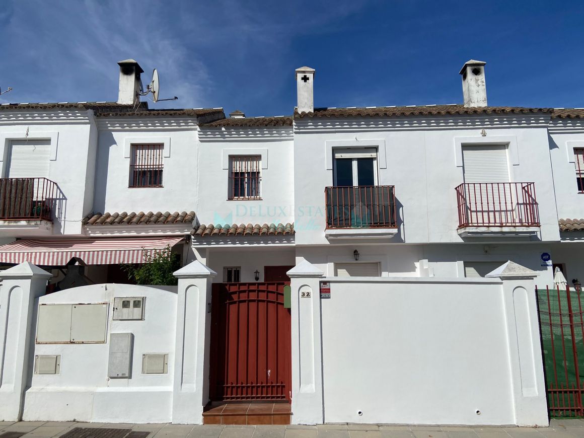 CASA ADOSADA EN URB. LAS ADELFAS, GUADIARO. IDEAL PARA PERIODO VACACIONAL