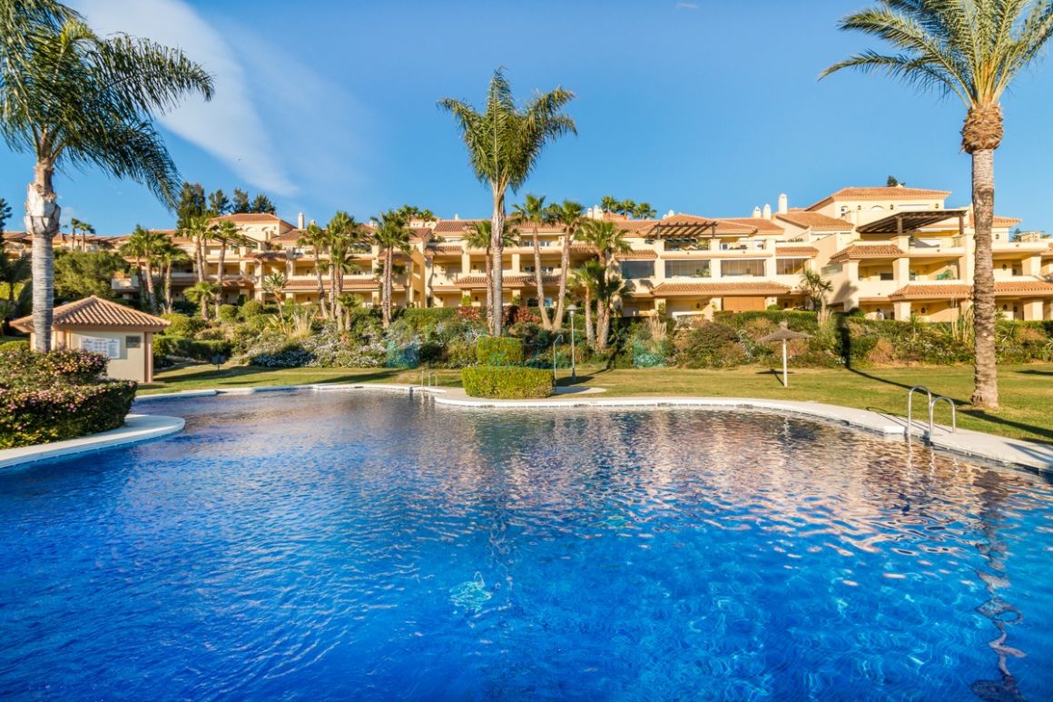 NEWLY RENOVATED MODERN APARTMENT IN CUMBRES DEL RODEO-NUEVA ANDALUCIA!