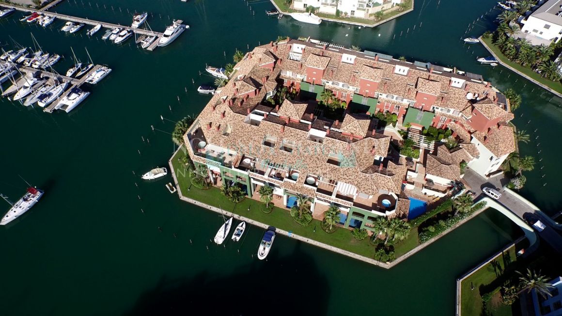 Gorgeous apartment on the prestigious Island Tortuga in the Marina