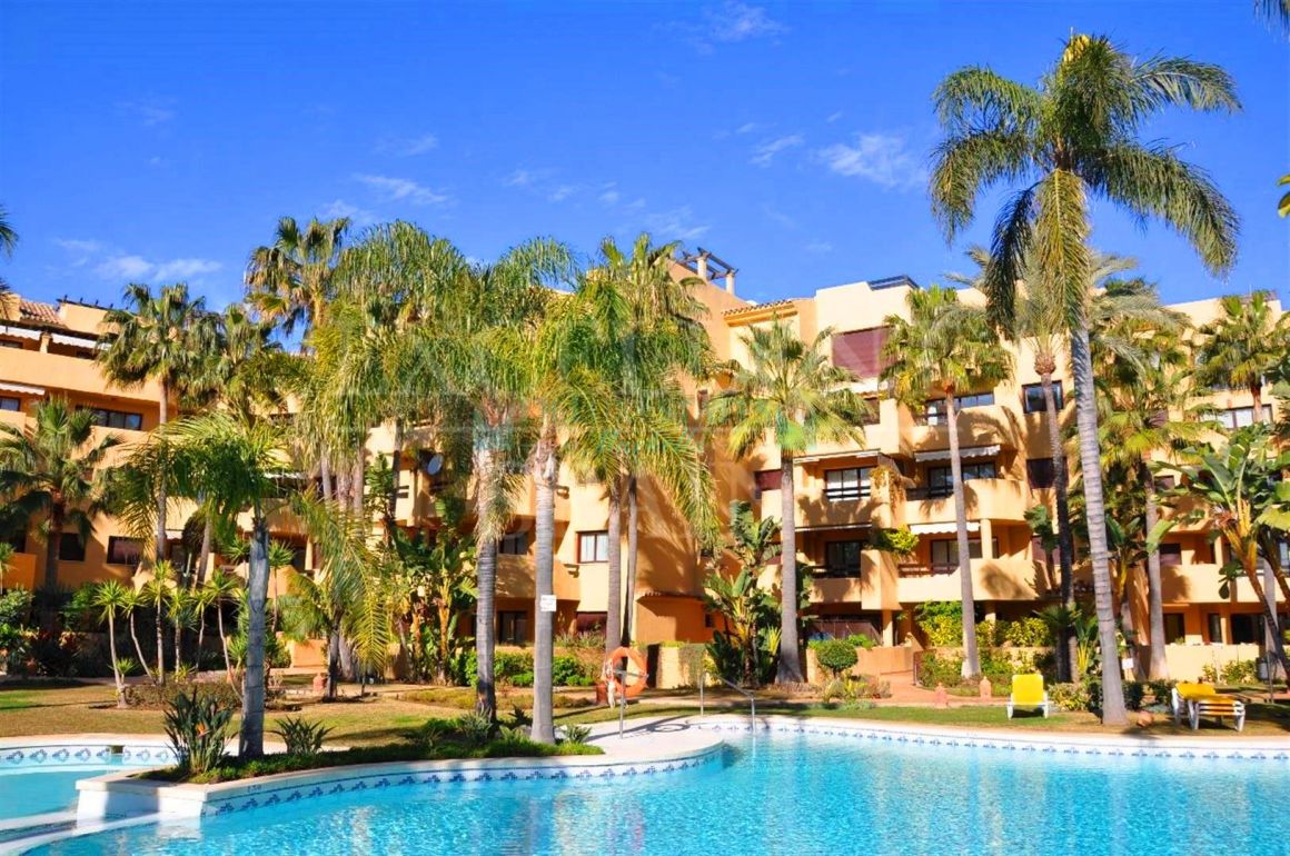 Huge ground floor apartment with a garden in the beach urbanization
