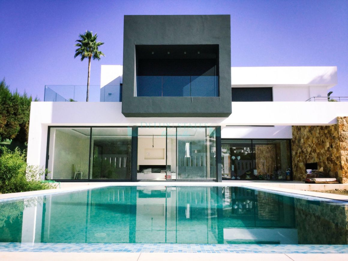 Villa for sale in Nueva Andalucia