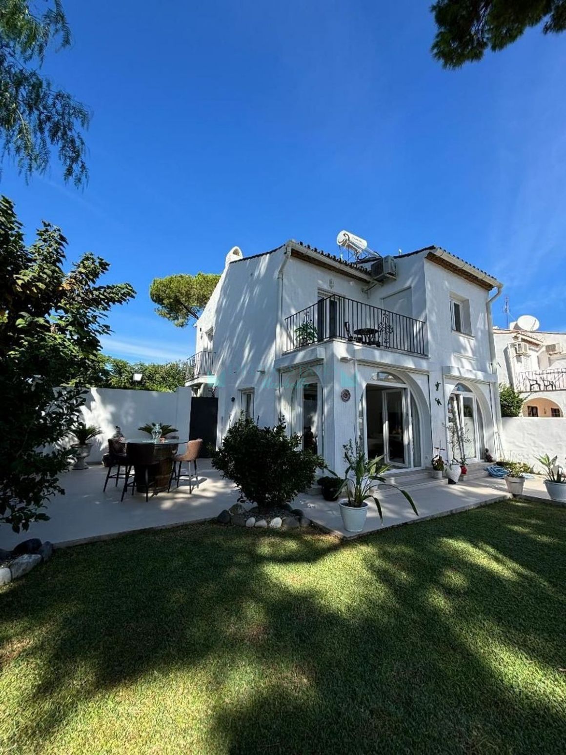 Villa for sale in Benamara, Estepona