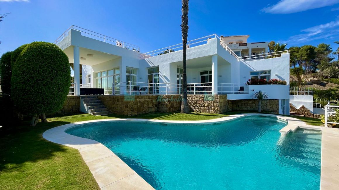 Villa for sale in  La Quinta, Benahavis