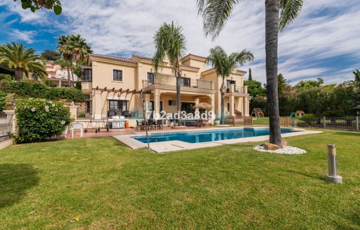 Villa for sale in El Paraiso, Estepona