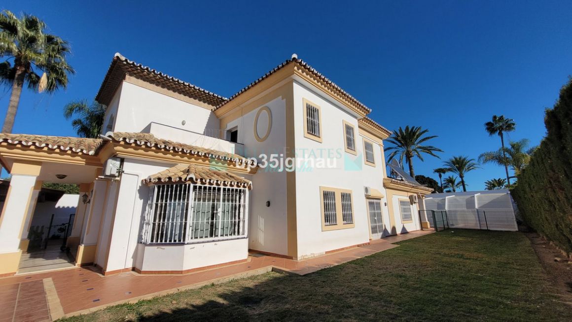 Villa en venta en  Bel Air, Estepona
