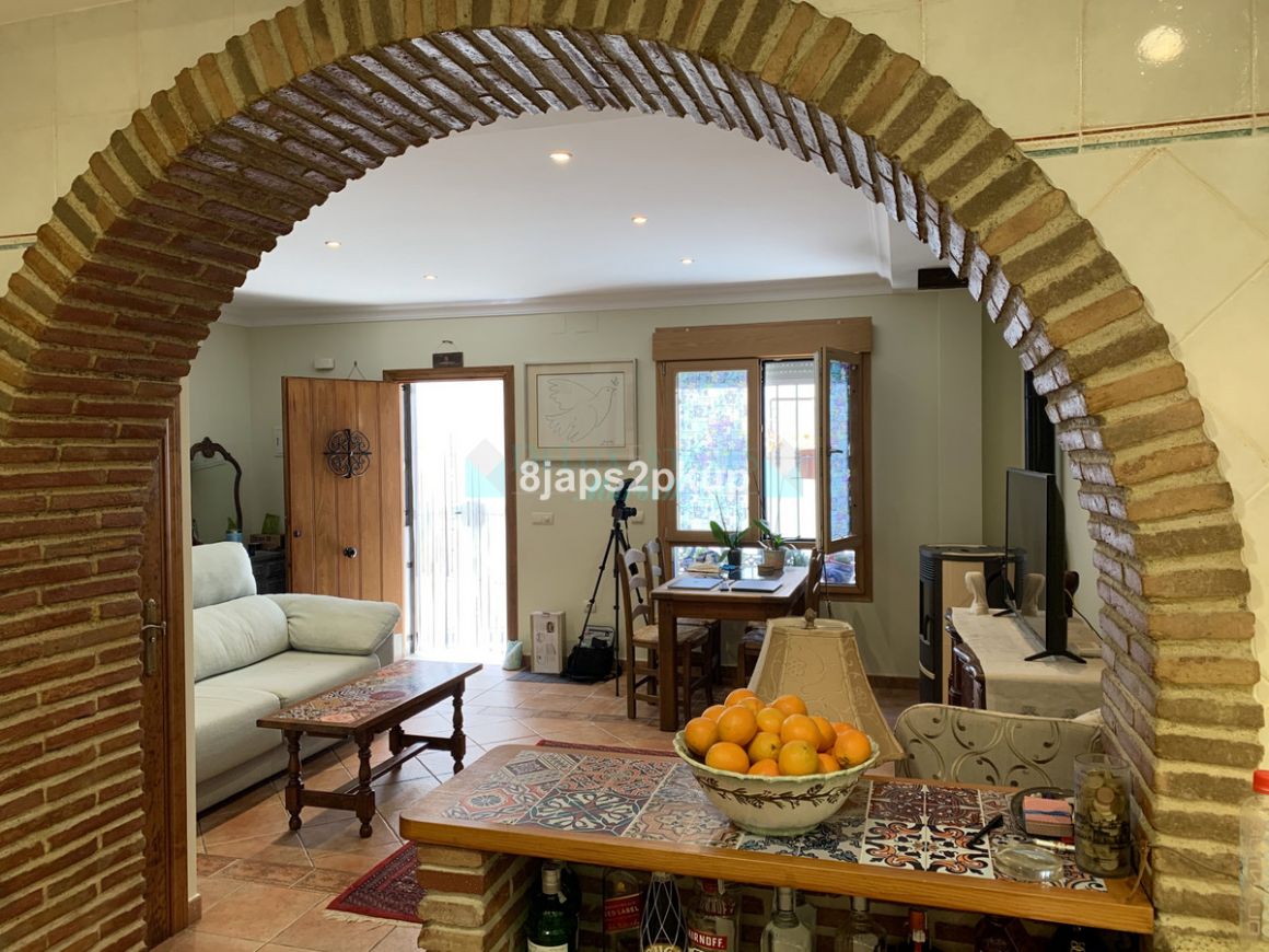 Town House for sale in Estepona