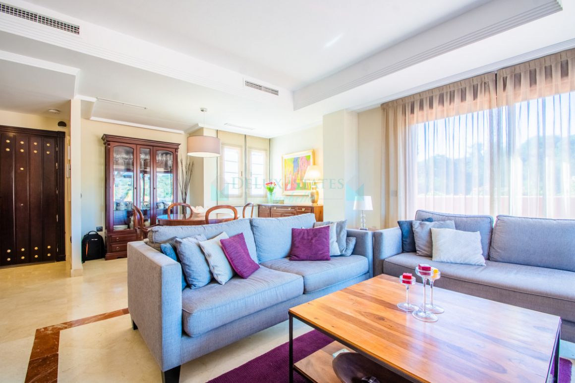 Penthouse for sale in La Mairena, Marbella East