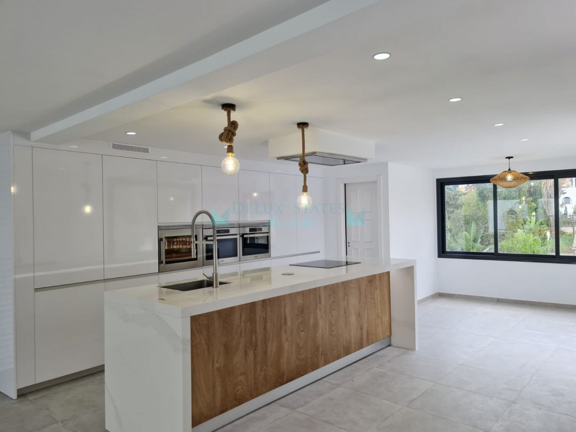 Villa for sale in Nueva Andalucia
