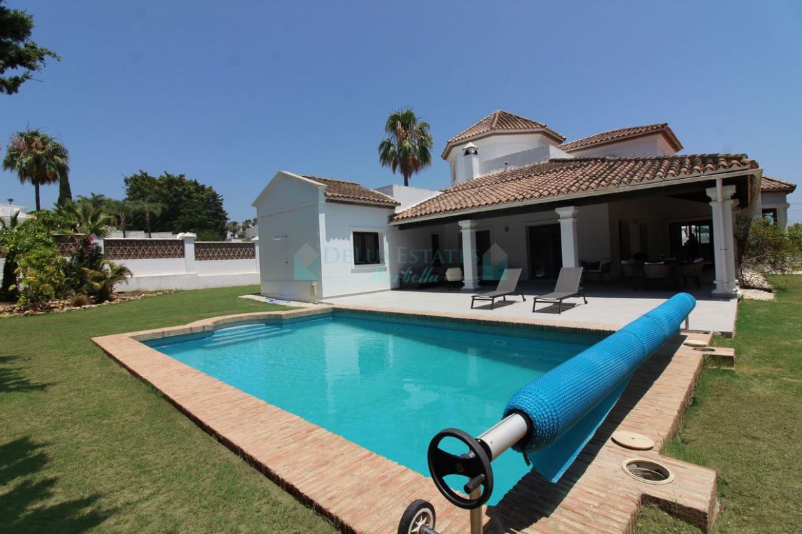 Villa for sale in El Paraiso, Estepona
