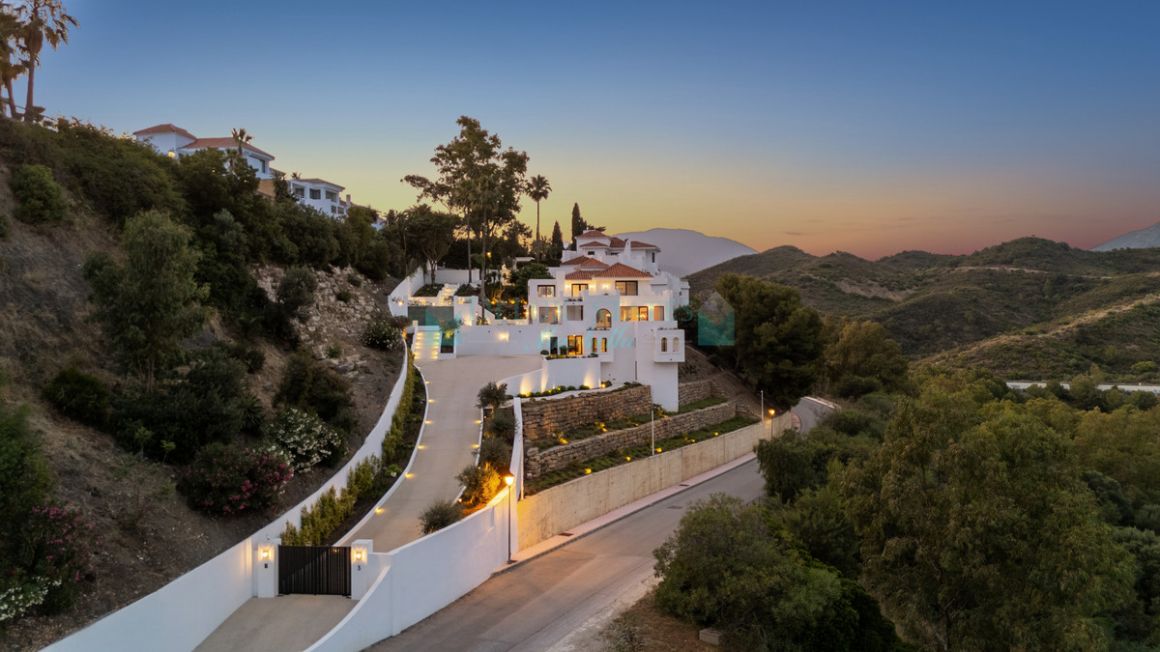 Villa for sale in Nueva Andalucia