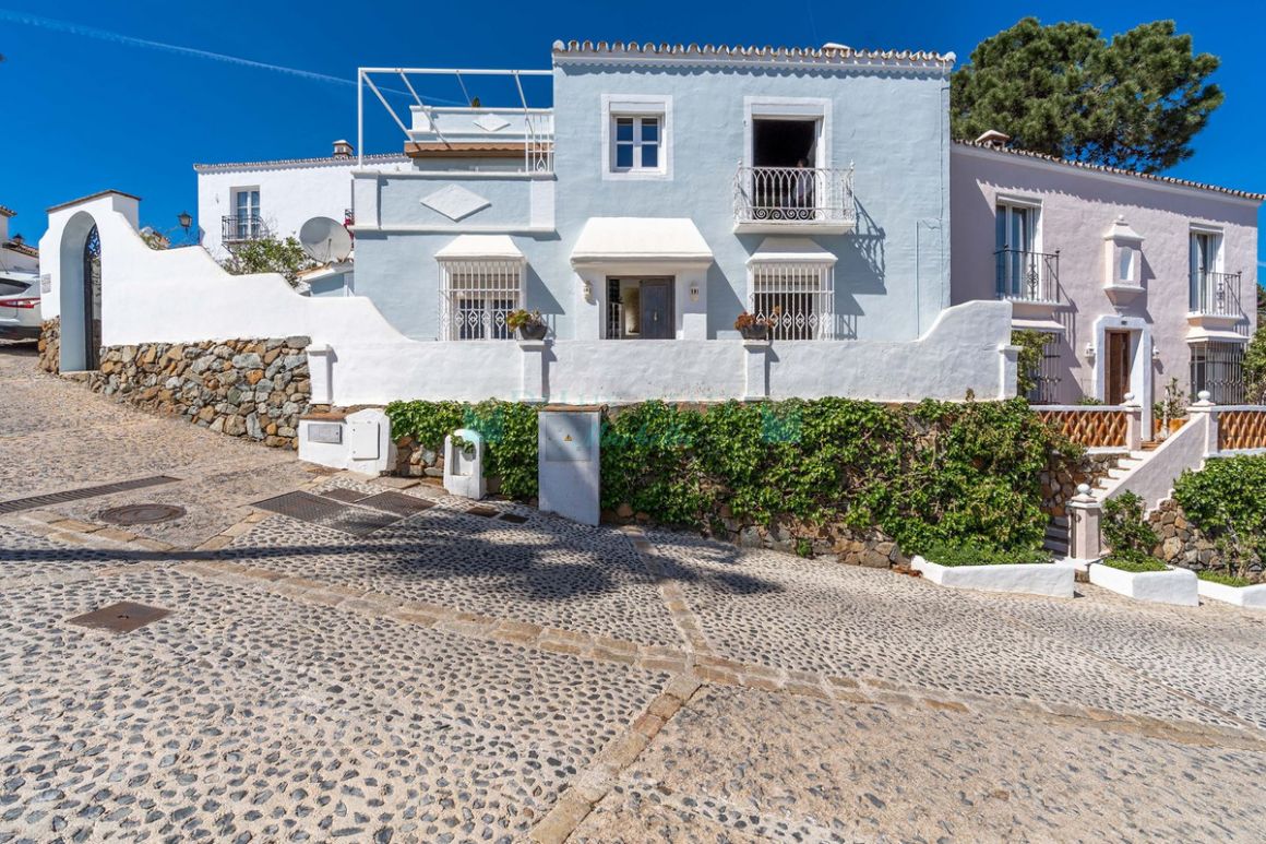 Semi Detached Villa for sale in La Heredia, Benahavis