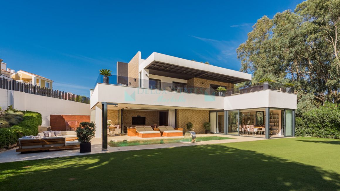 Villa for sale in New Golden Mile, Estepona