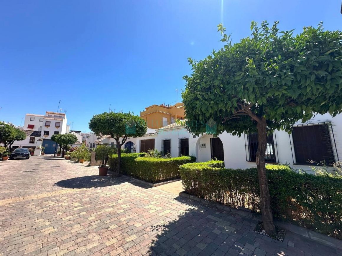 Town House for sale in Estepona