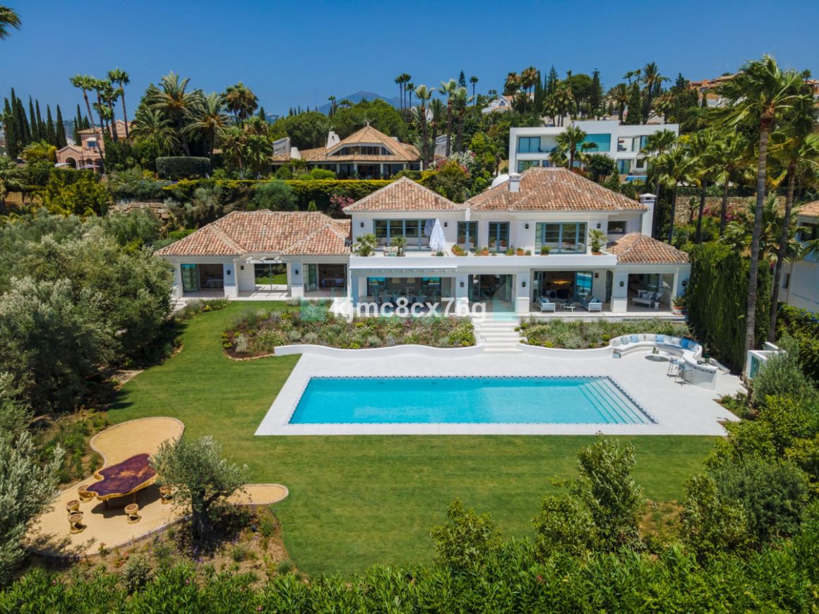 Villa for sale in Nueva Andalucia