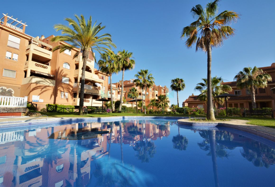 Penthouse for sale in Hacienda las Chapas, Marbella East
