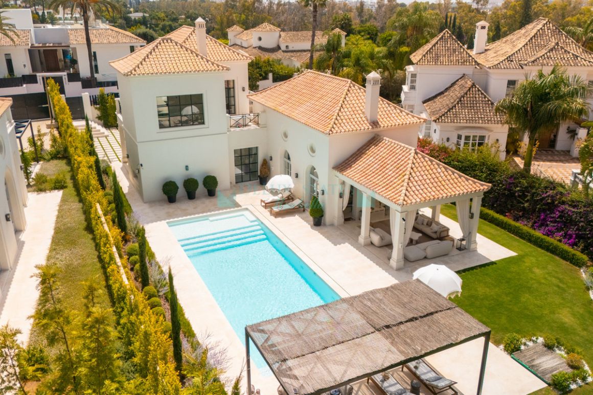 Villa for sale in Nueva Andalucia