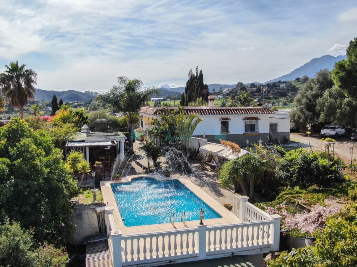 Finca for sale in Estepona