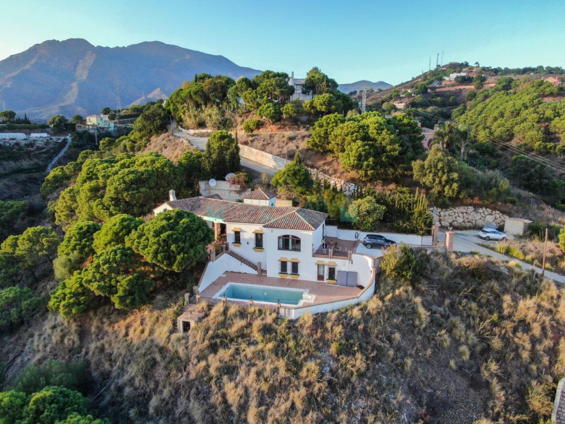 Finca for sale in Estepona