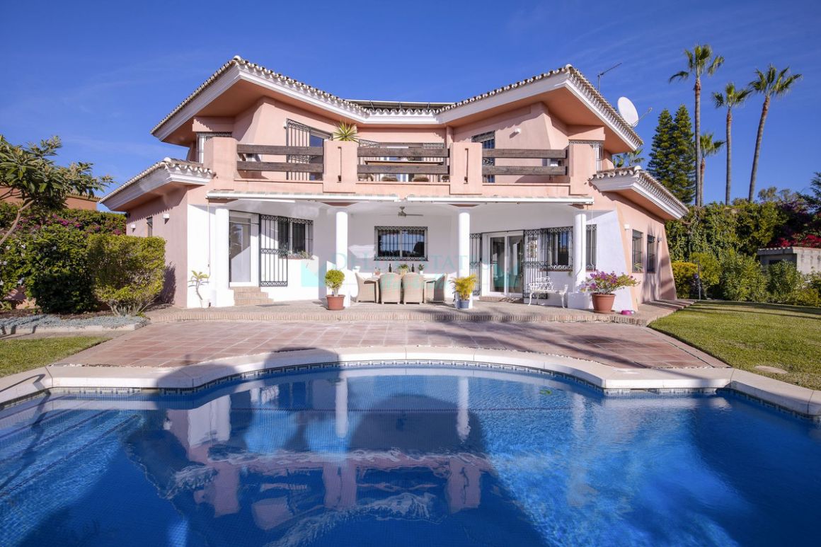 Villa for sale in  Atalaya, Estepona