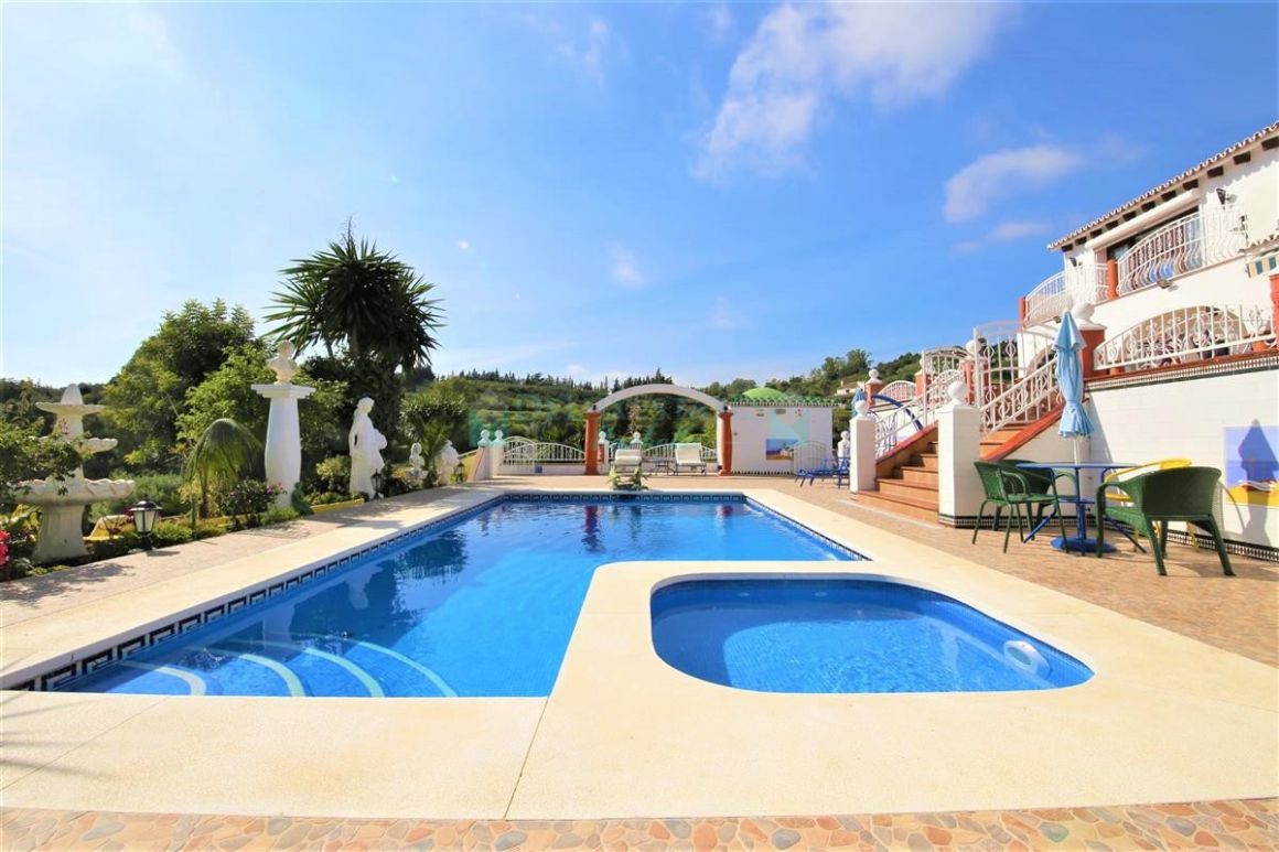 Villa for sale in Estepona