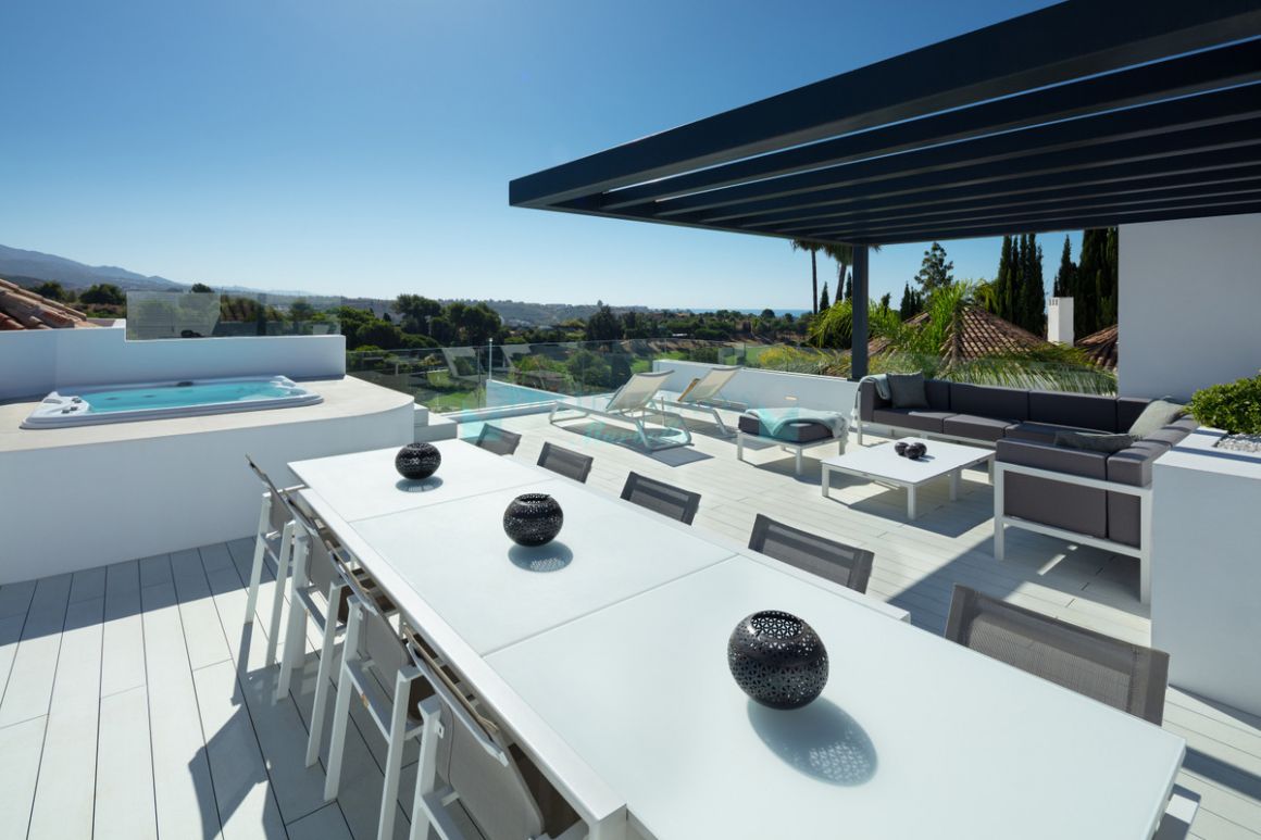 Villa for sale in Aloha, Nueva Andalucia