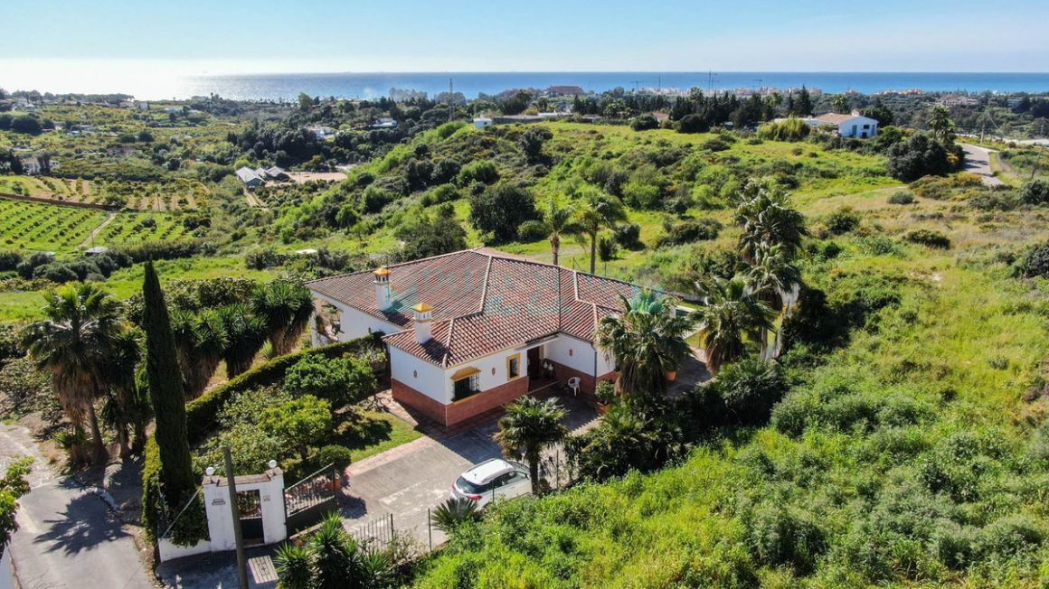 Finca for sale in Estepona