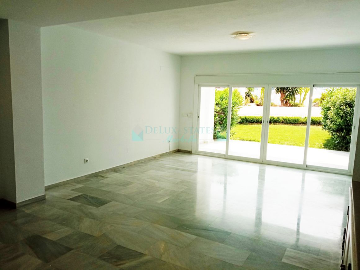 Town House for sale in Estepona