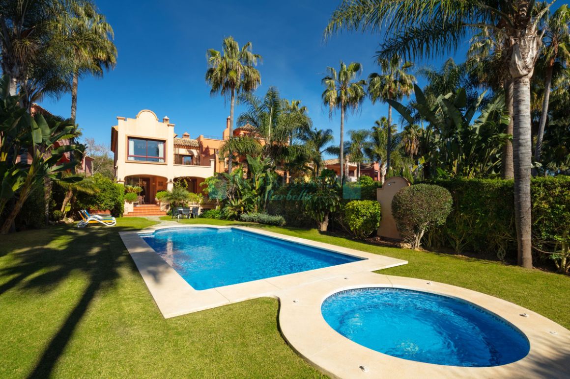 Semi Detached Villa for sale in Nueva Andalucia