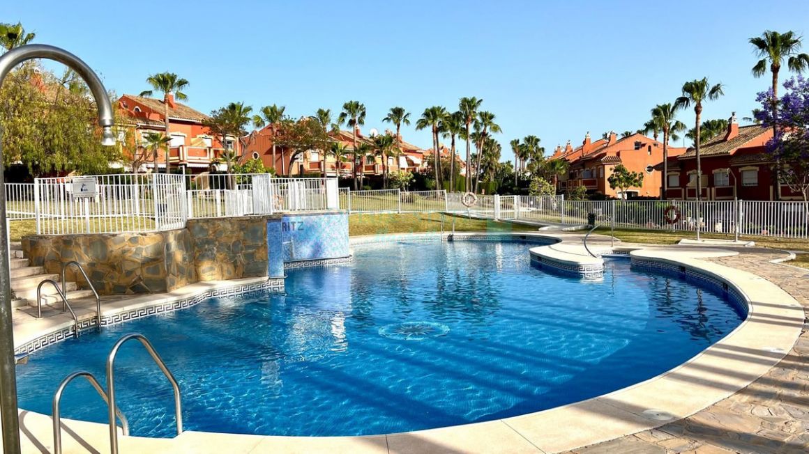 Villa Pareada en Atalaya, Estepona