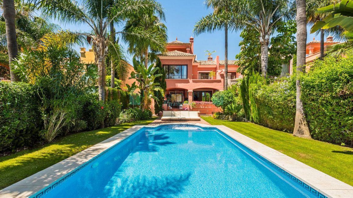 Semi Detached Villa for sale in Nueva Andalucia