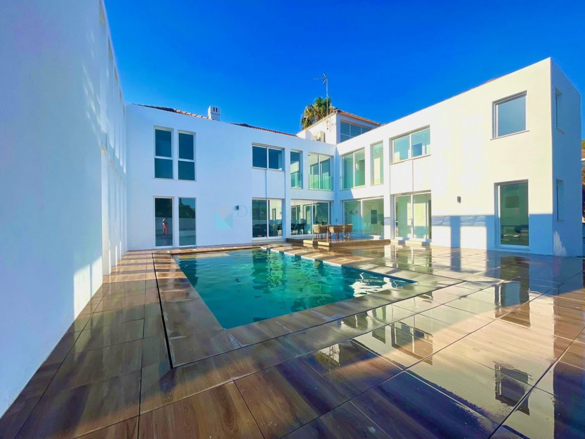 Villa for sale in Las Brisas, Nueva Andalucia