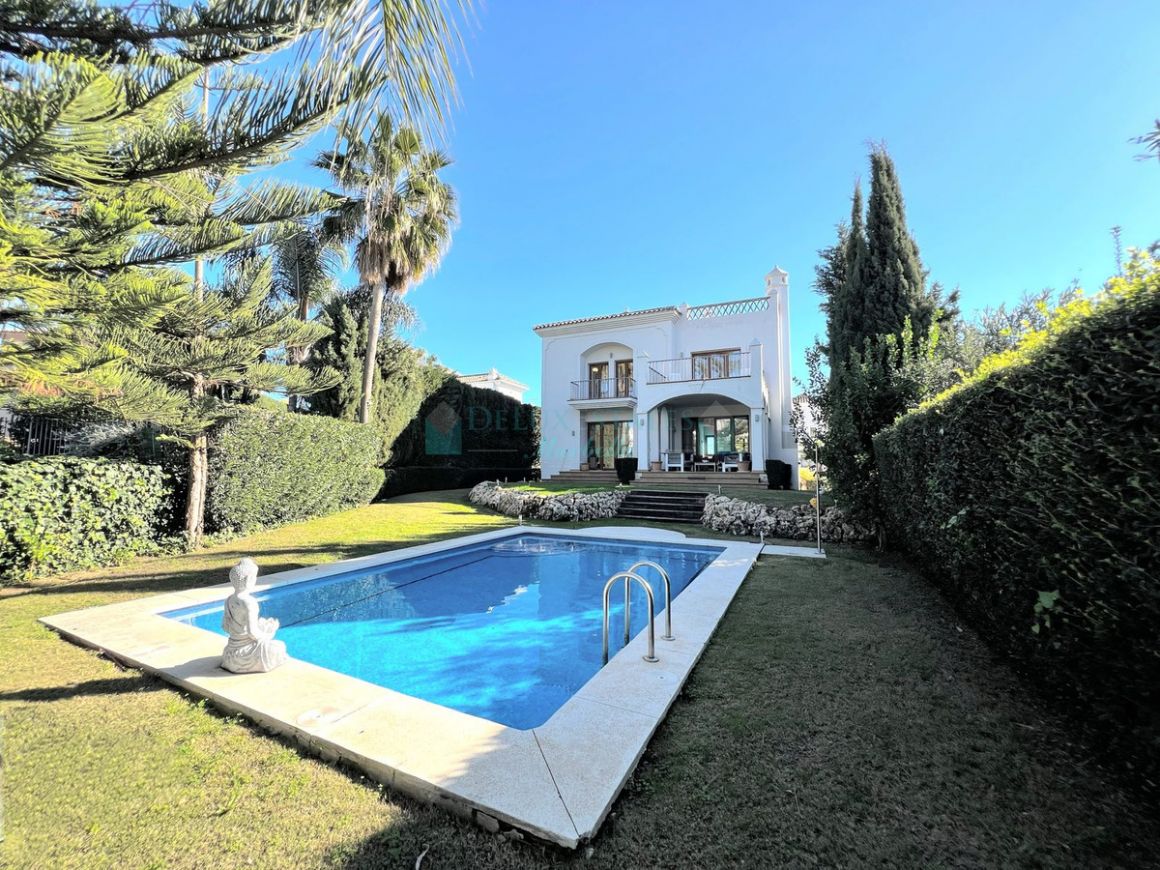 Villa for sale in  Selwo, Estepona