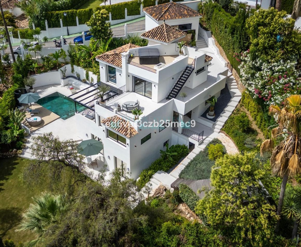 Villa for sale in Nueva Andalucia
