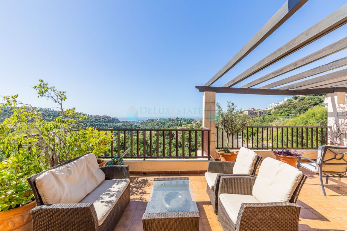 Penthouse for sale in Los Arqueros, Benahavis