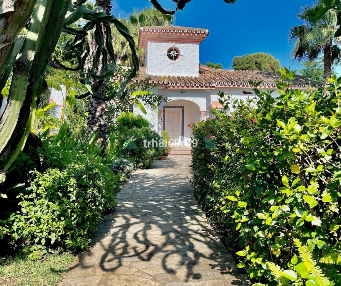 Villa en alquiler en  El Paraiso, Estepona