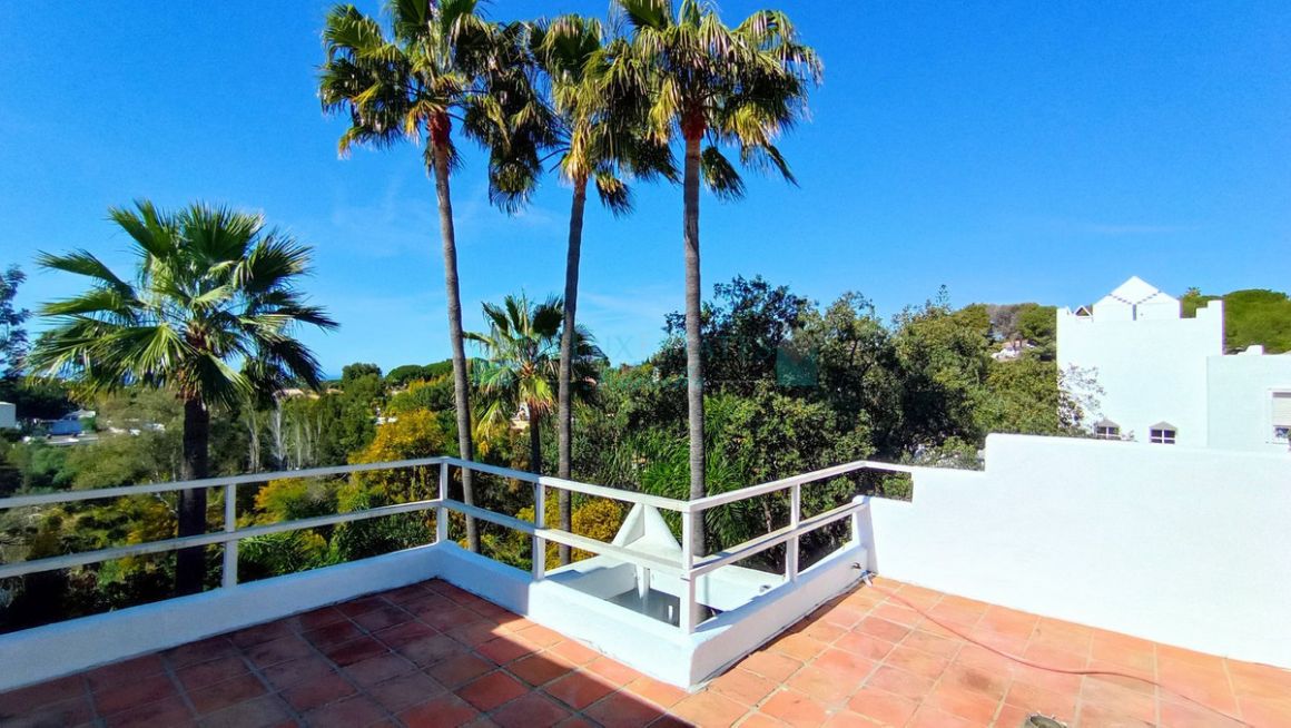 Penthouse for sale in  La Reserva de Marbella, Marbella East