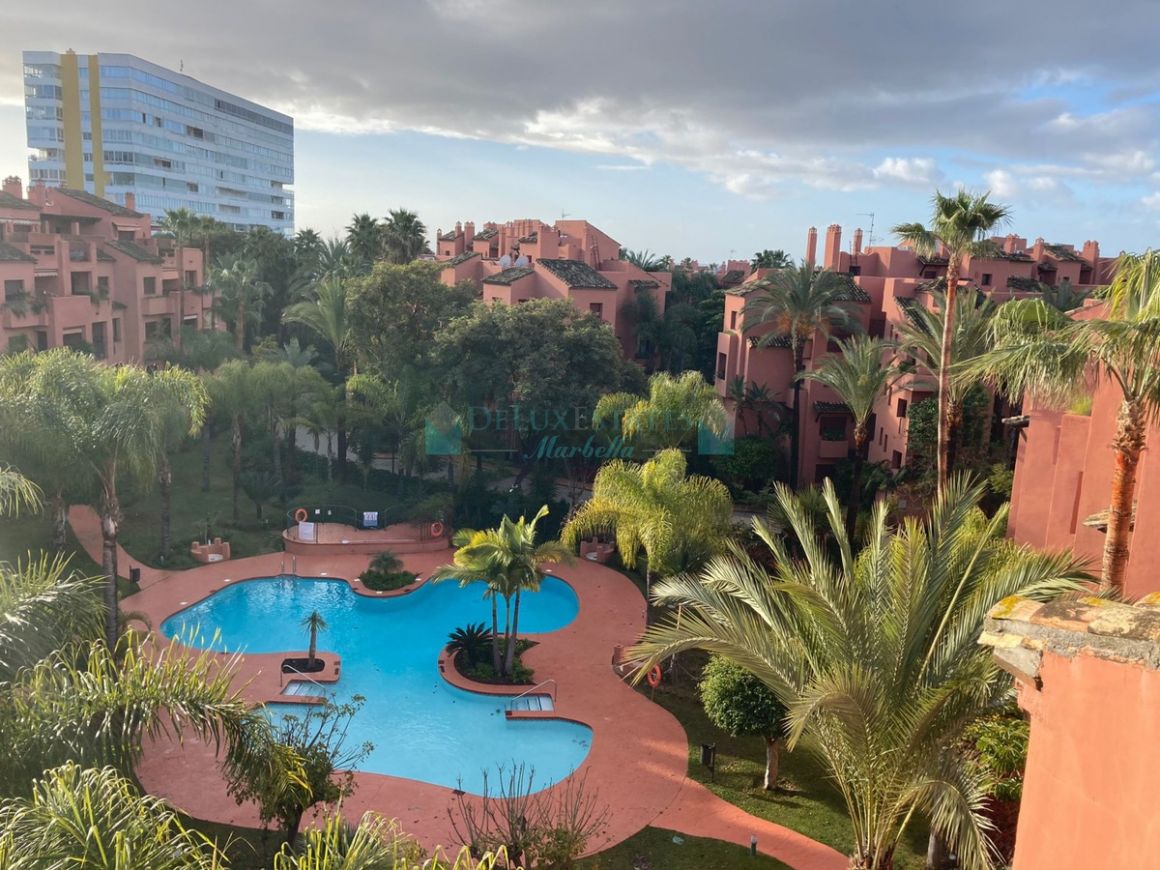 Penthouse for rent in El Rosario, Marbella East