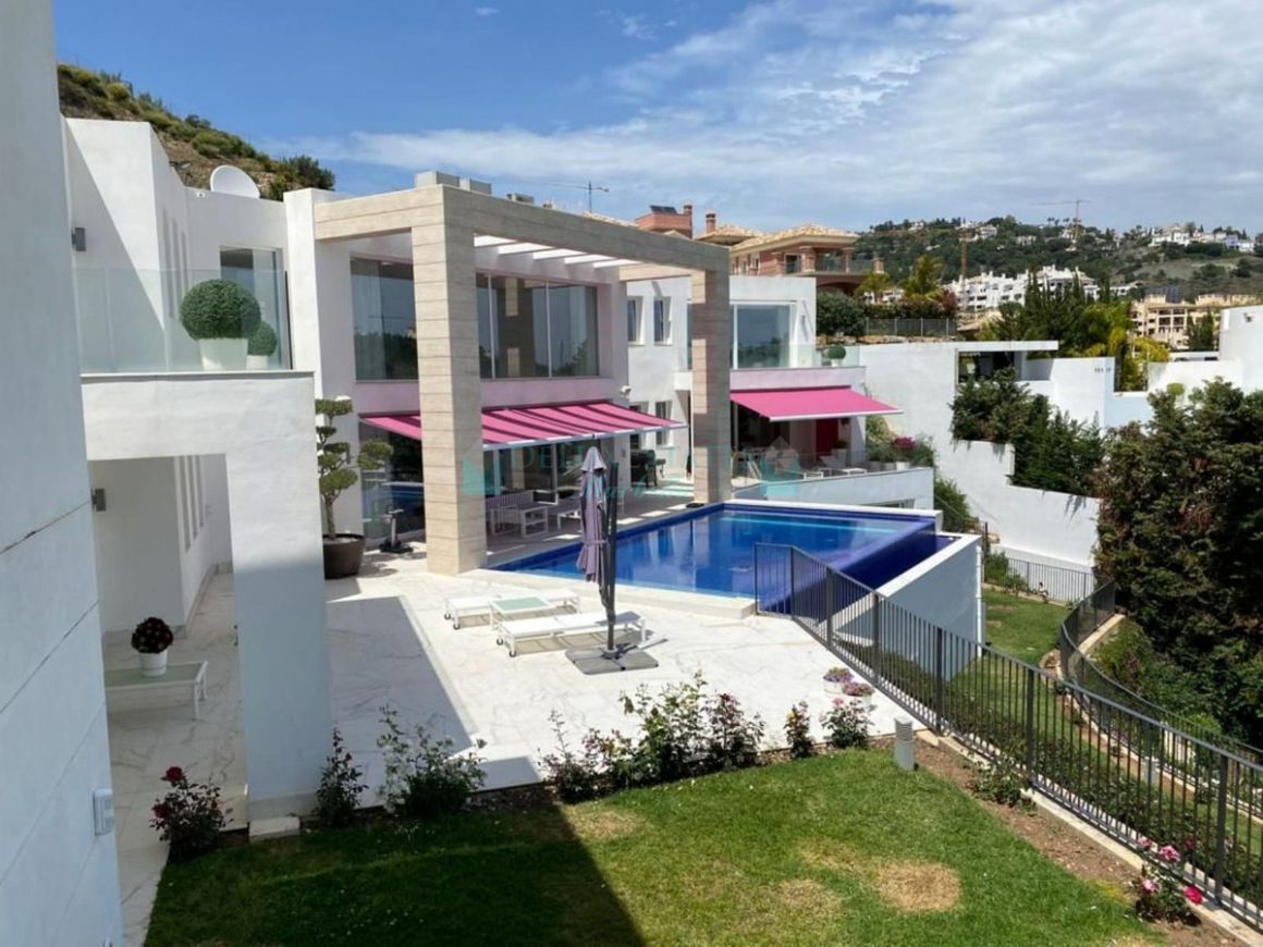 Villa for sale in Los Arqueros, Benahavis