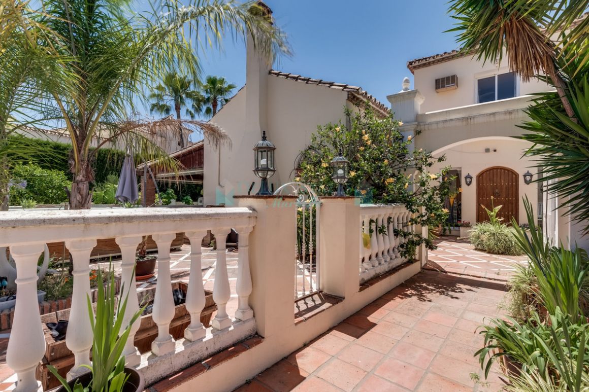 Villa for sale in Benahavis