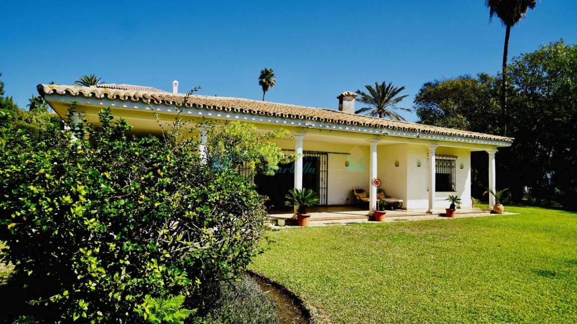 Villa for sale in El Paraiso, Estepona