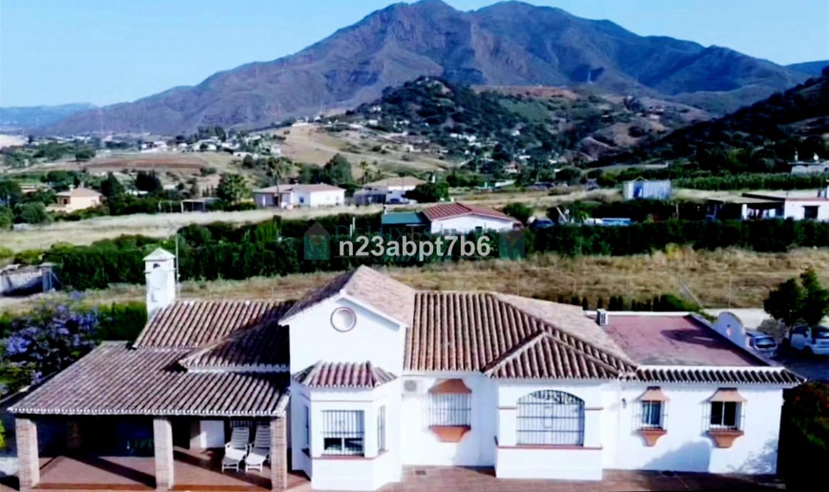 Finca for sale in Estepona