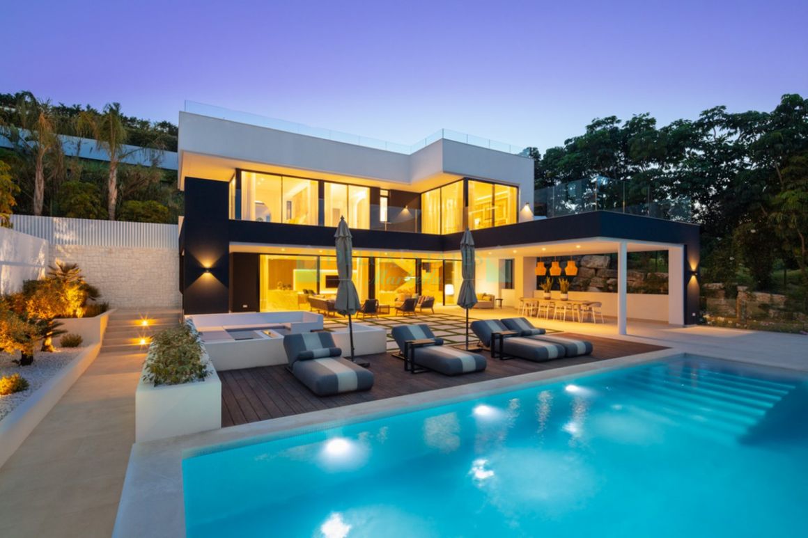Villa for sale in Nueva Andalucia