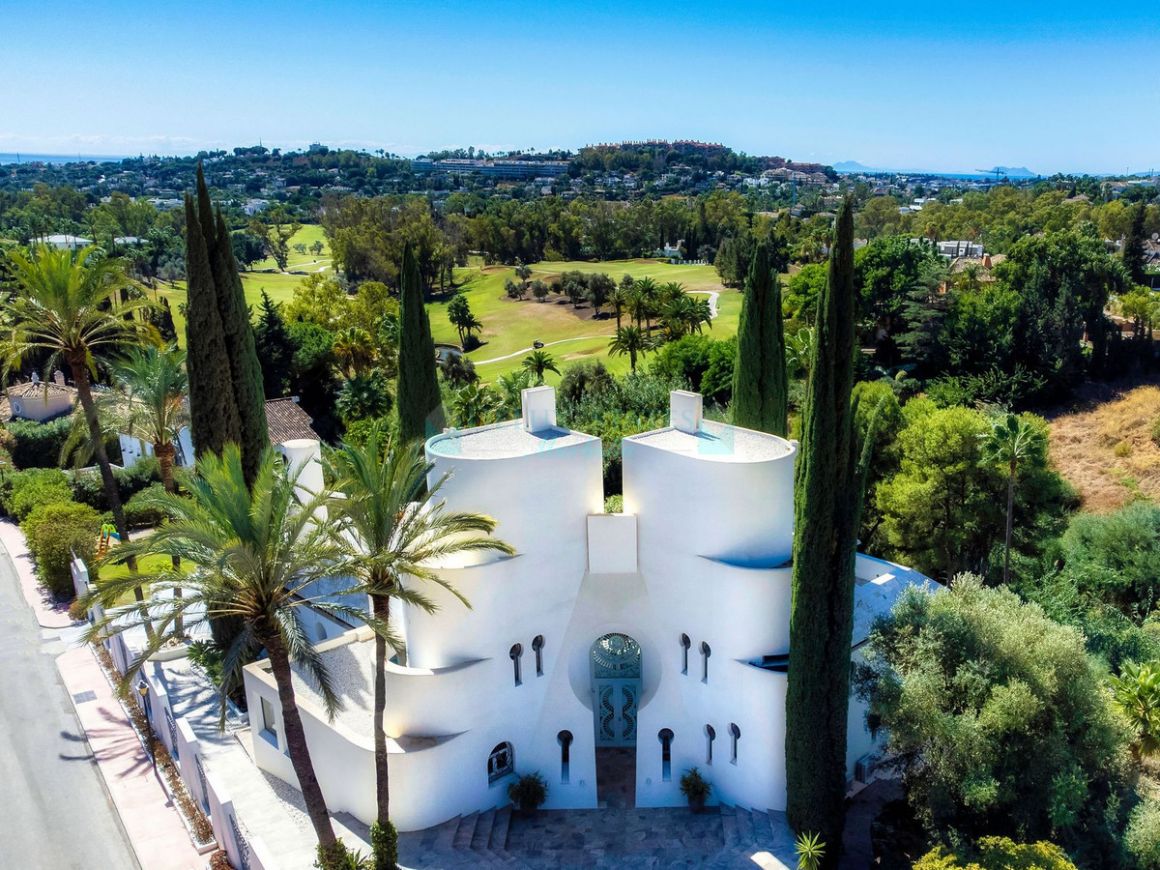 Villa for sale in Nueva Andalucia