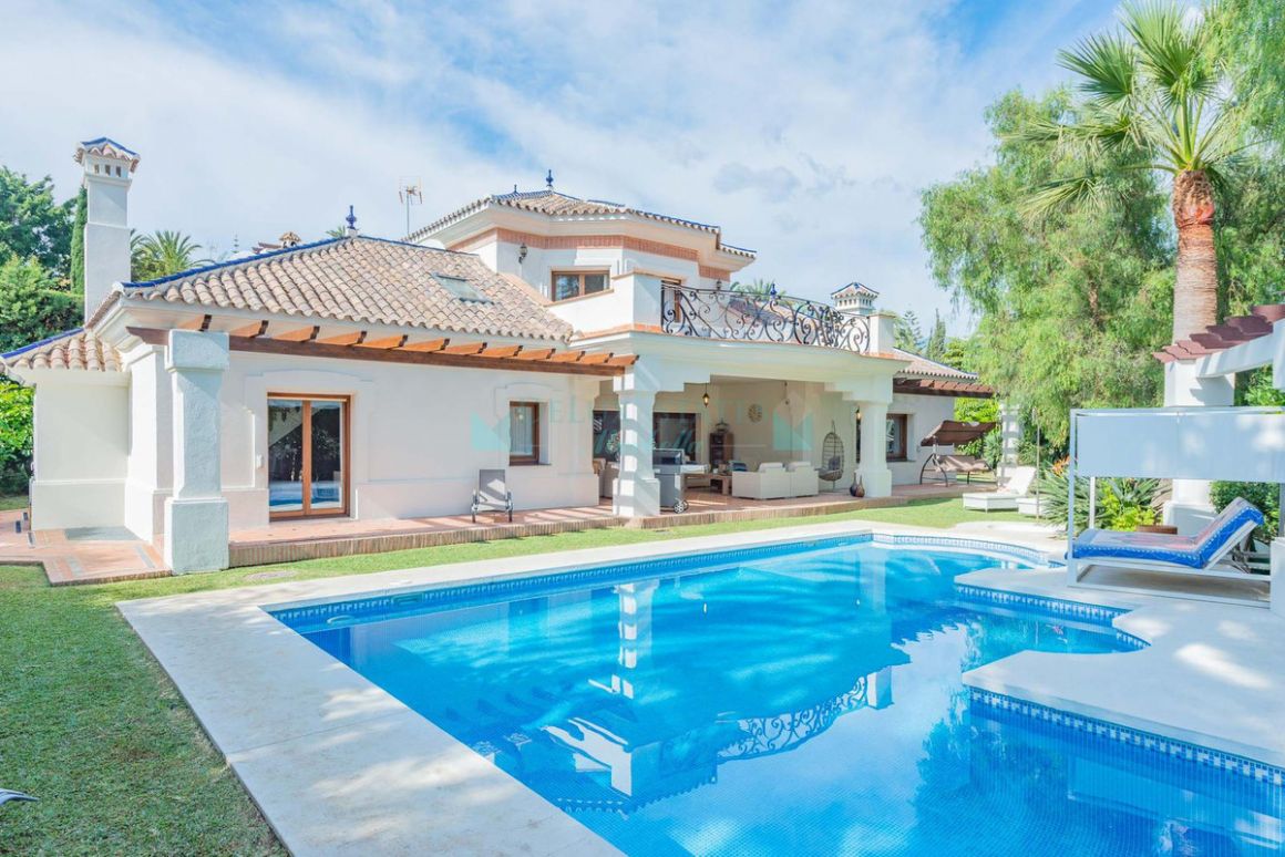 Villa for sale in Nueva Andalucia