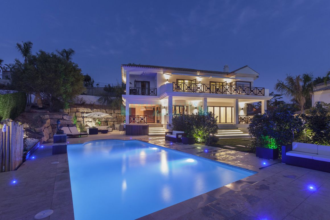 Villa for sale in Nueva Andalucia