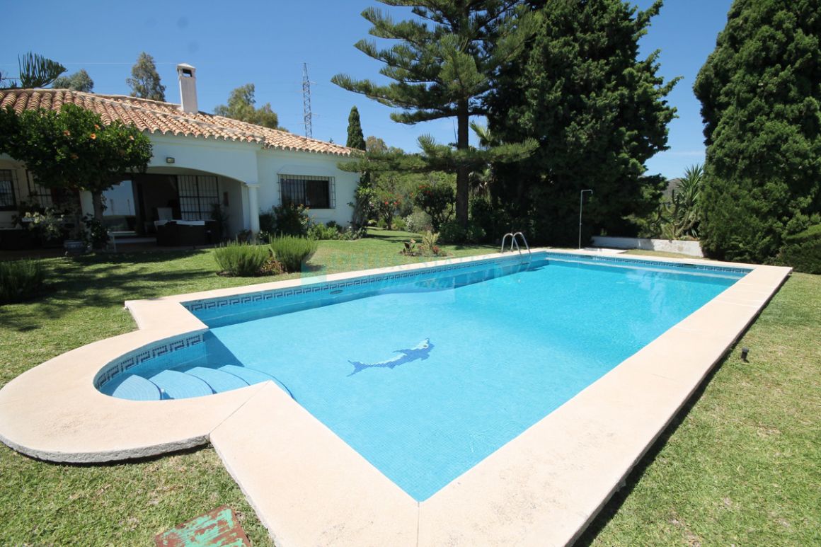 Villa for sale in Benahavis