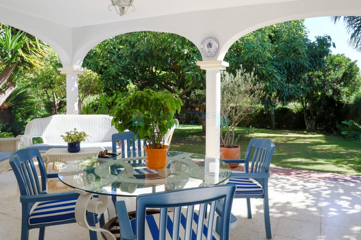 Villa for sale in Aloha, Nueva Andalucia