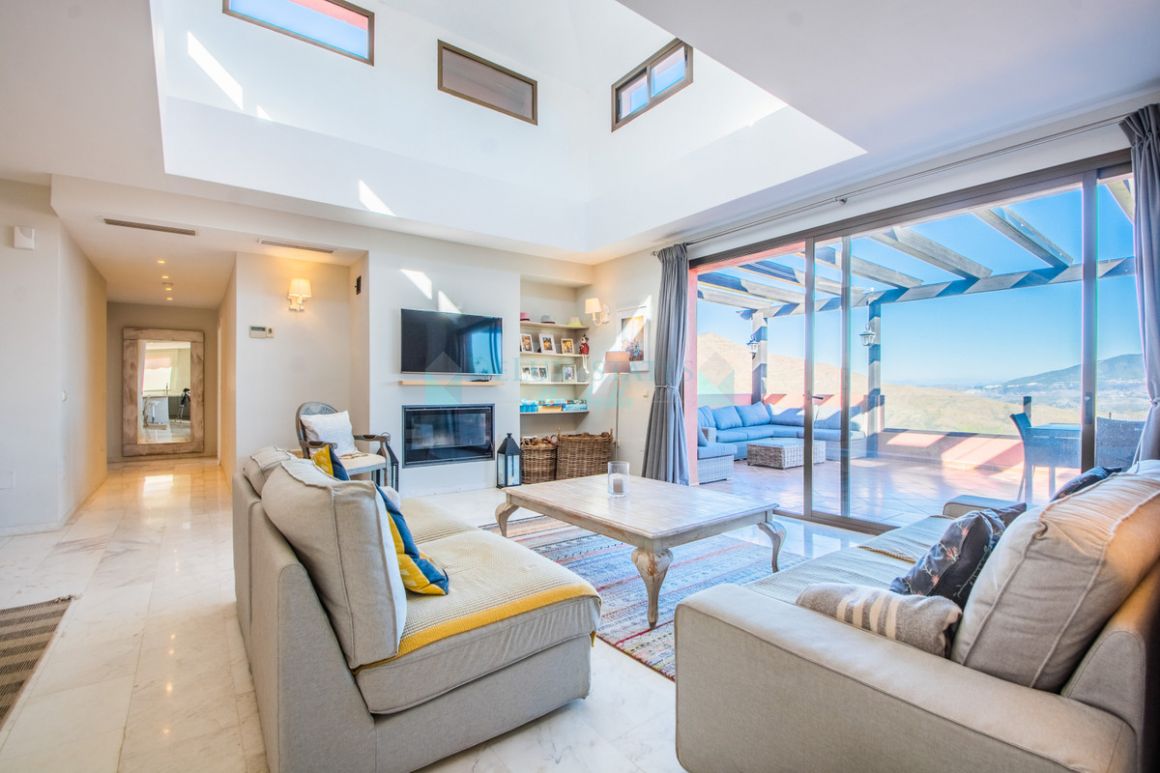 Penthouse for sale in La Mairena, Marbella East