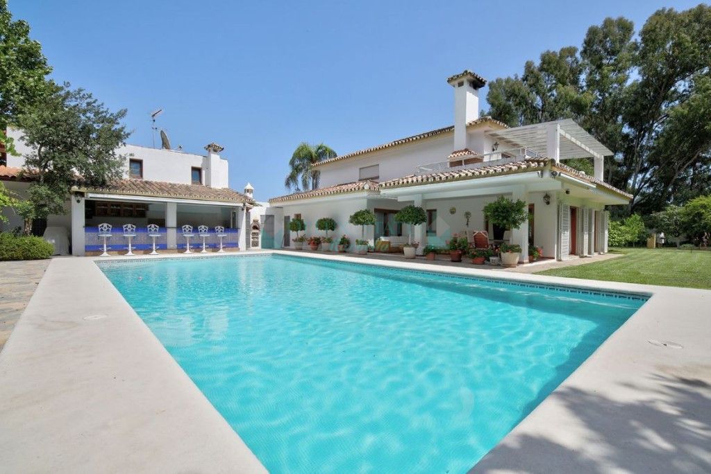 Villa for sale in Costalita, Estepona